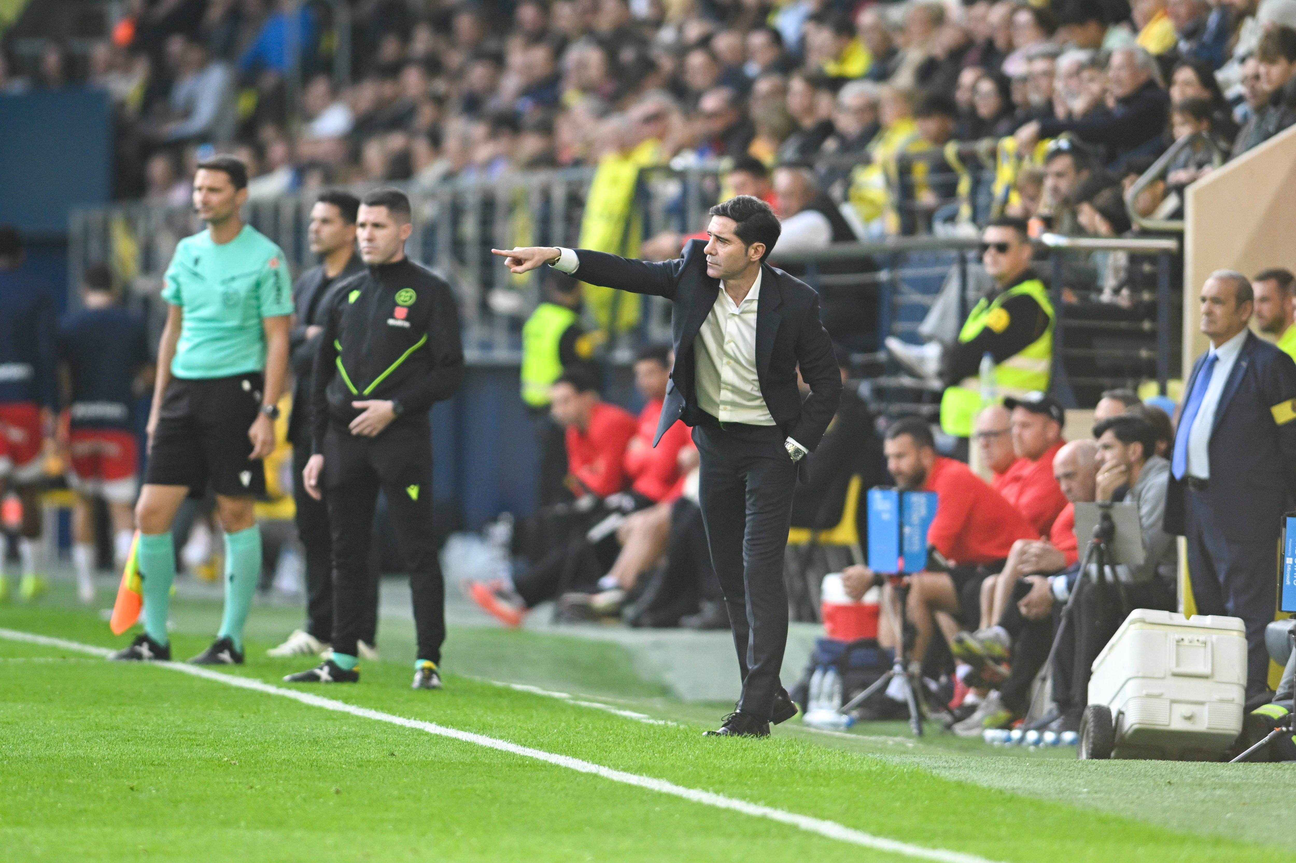 VILLARREAL (ESPAÑA), 01/12/2024.- El entrenador del Villarreal, Marcelino García Toral durante el partido de LaLiga entre el Villarreal y el Girona FC disputado este domingo en el estadio de La Cerámica en Villarreal. EFE/ Andreu Esteban
