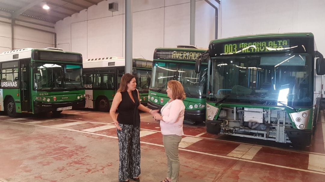 La alcaldesa de Arrecife, Ástrid Pérez, y la concejal de Transportes y Movilidad, Ángela Hernández, en la cochera municipal.