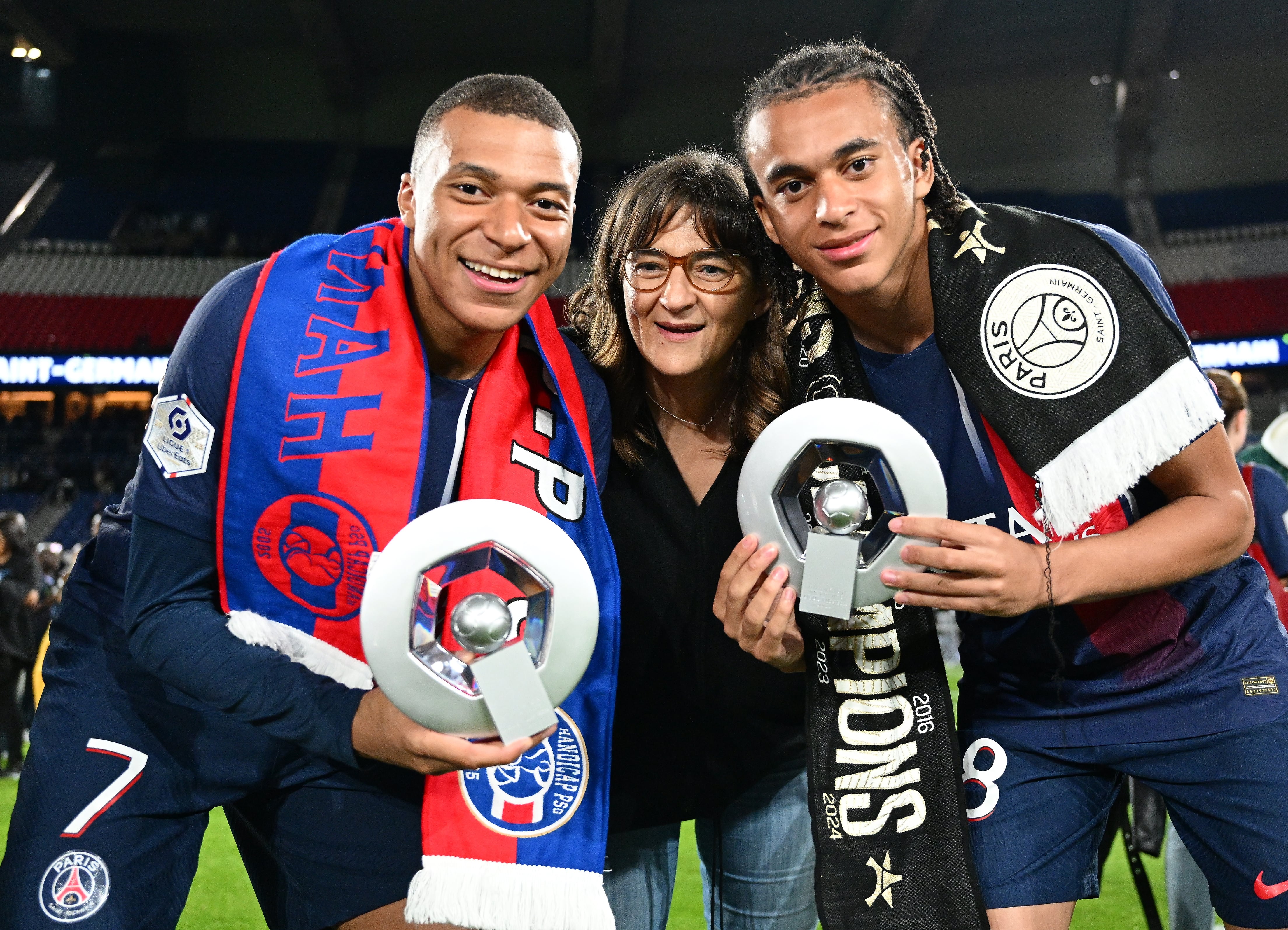 Kylian Mbappé y su hermano Ethan posan con Fayza Lamari, madre de ambos (Photo by Christian Liewig - Corbis/Corbis via Getty Images)