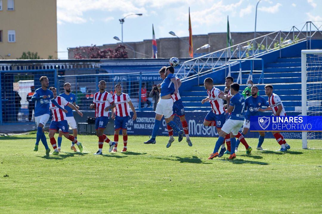 Un momento del partido en Linares.