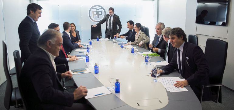 Fotografía facilitada por el PP del presidente del Gobierno y del Partido Popular, Mariano Rajoy (fondo), al inicio de la reunión del Comité de Dirección del partido, hoy en la sede de la calle Génova