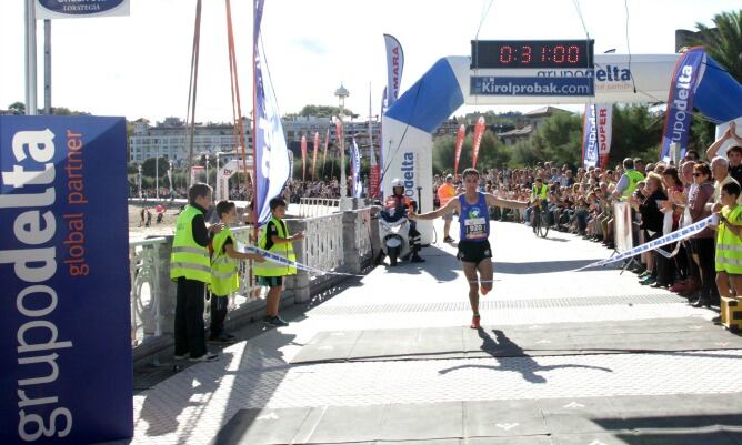 El marroquí El Hassan Oubadi cruza la línea de meta tras una fabulosa carrera en el Cross de las Tres Playas