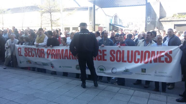 Concentración de los ganaderos frente al Parlamento de Cantabria.