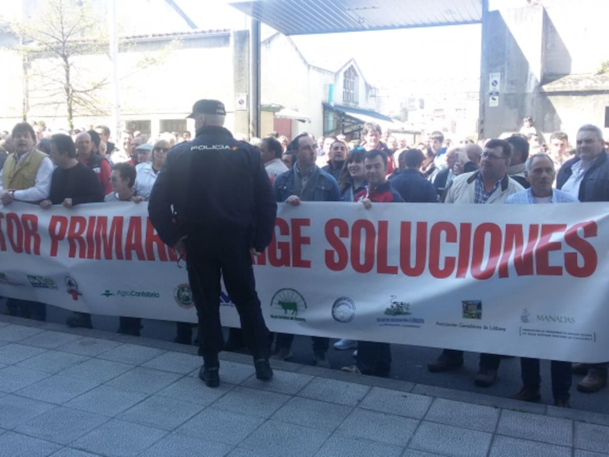 Los ganaderos protestan a las puertas del Parlamento de Cantabria