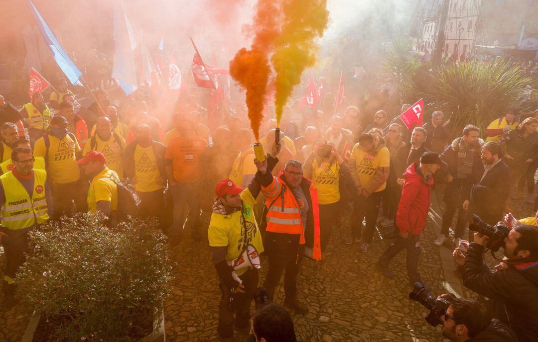 Los trabajadores de las dos fábricas han confluido, tras sendas marchas a pie, en Vegadeo.