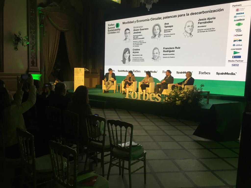 Mesa sobre movilidad y economía circular moderada por Álvaro Guerrero