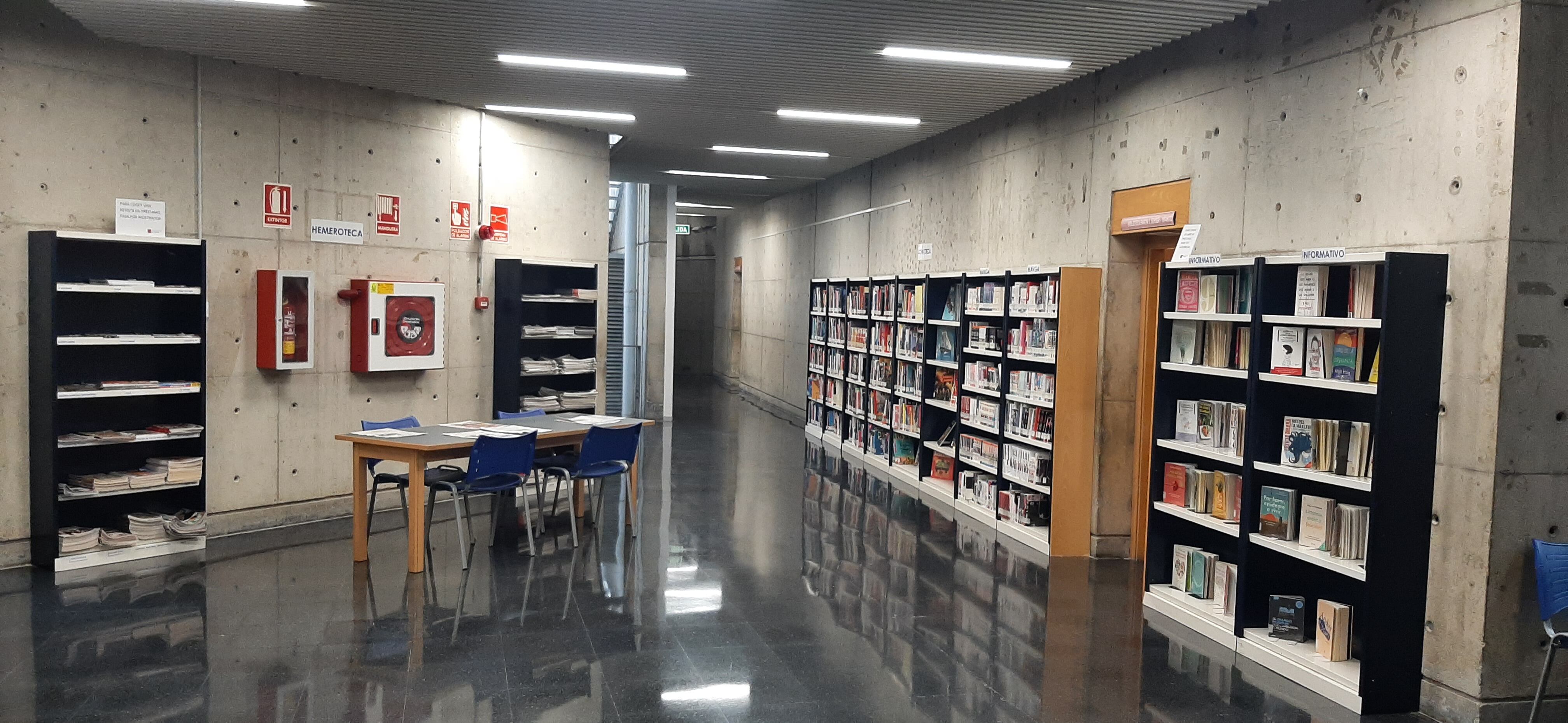 Pasillo del Centro Cívico donde se ha instalado parte de los recursos bibliográficos