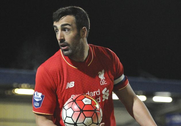 José Enrique defendiendo la camiseta del Liverpool FC