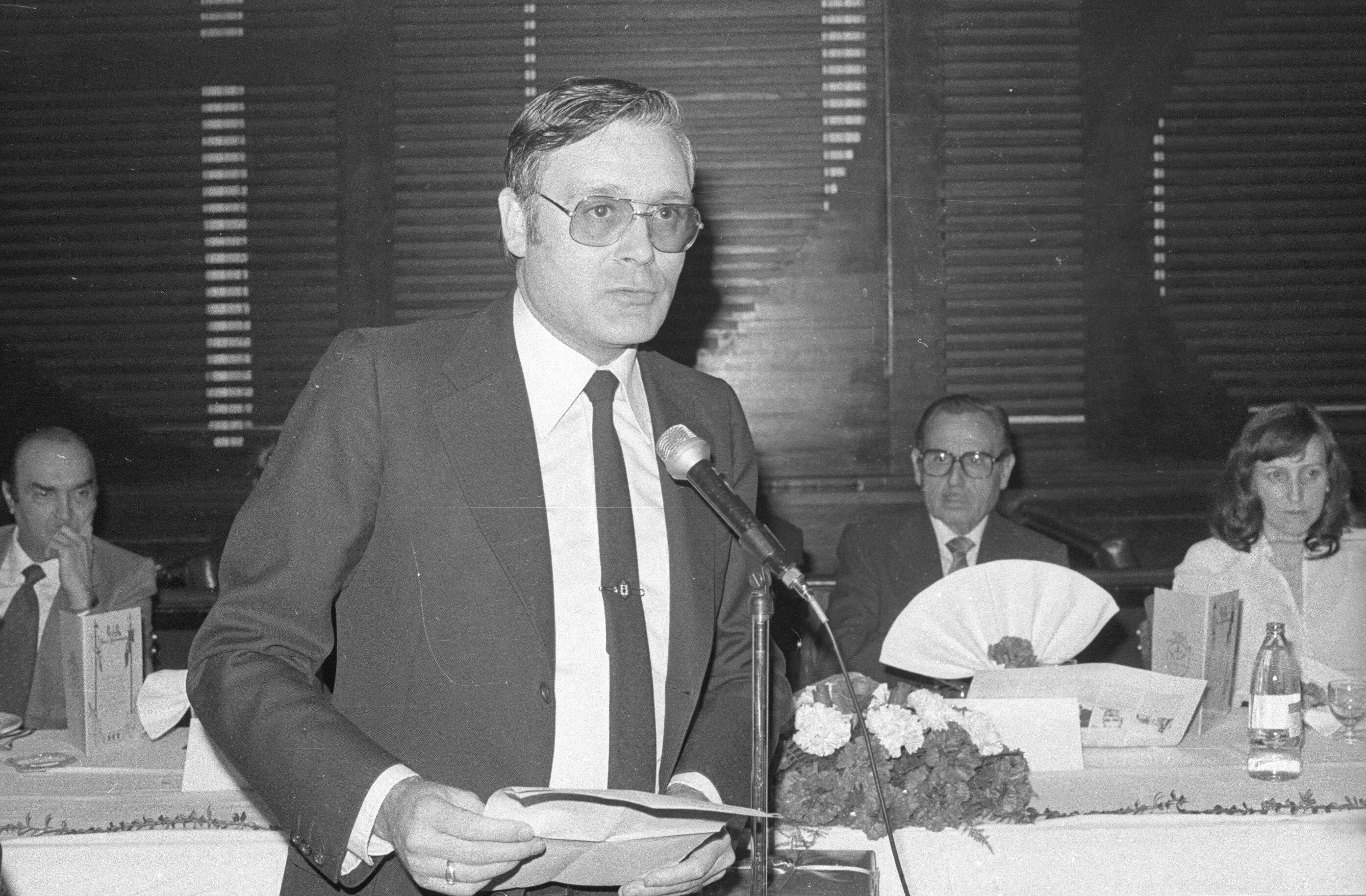 Adrián Espí Valdés en la entrega de unos premios en 1980.