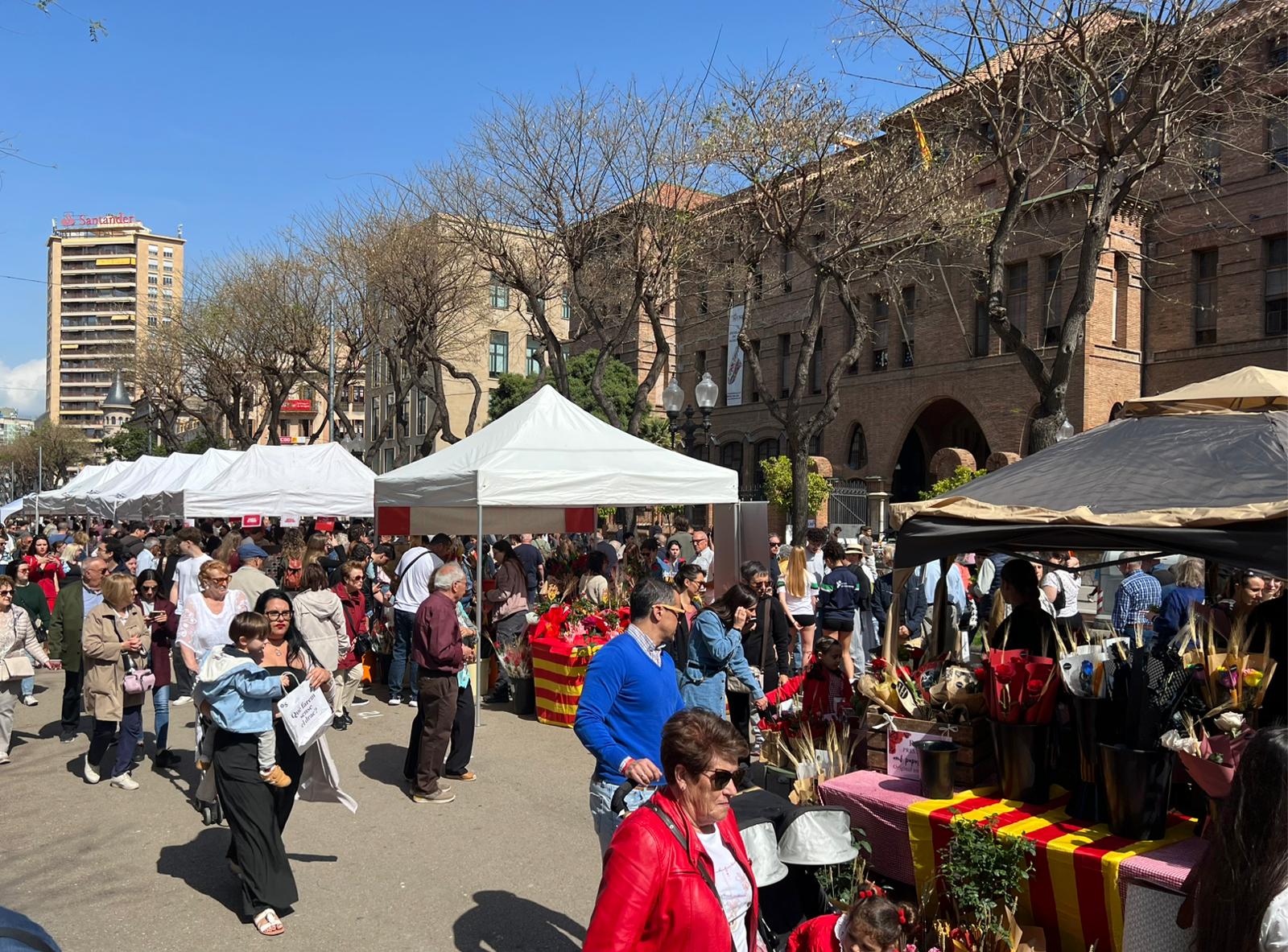 La Rambla Nova de Tarragona, durant la diada de Sant Jordi.