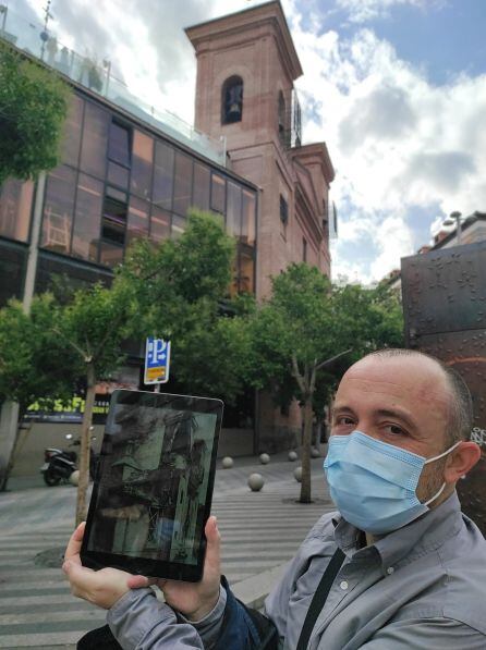 Luis Sorbón muestra un dibujo del arquitecto Teodoro Anasagasti de la destruida Iglesia de San Martín en 1936