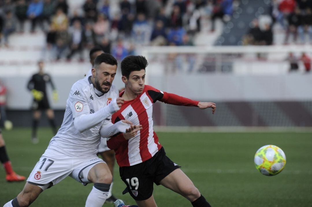 Dioni, pugnando con Imanol, tuvo la mejor ocasión antes de sufrir una dolencia muscular