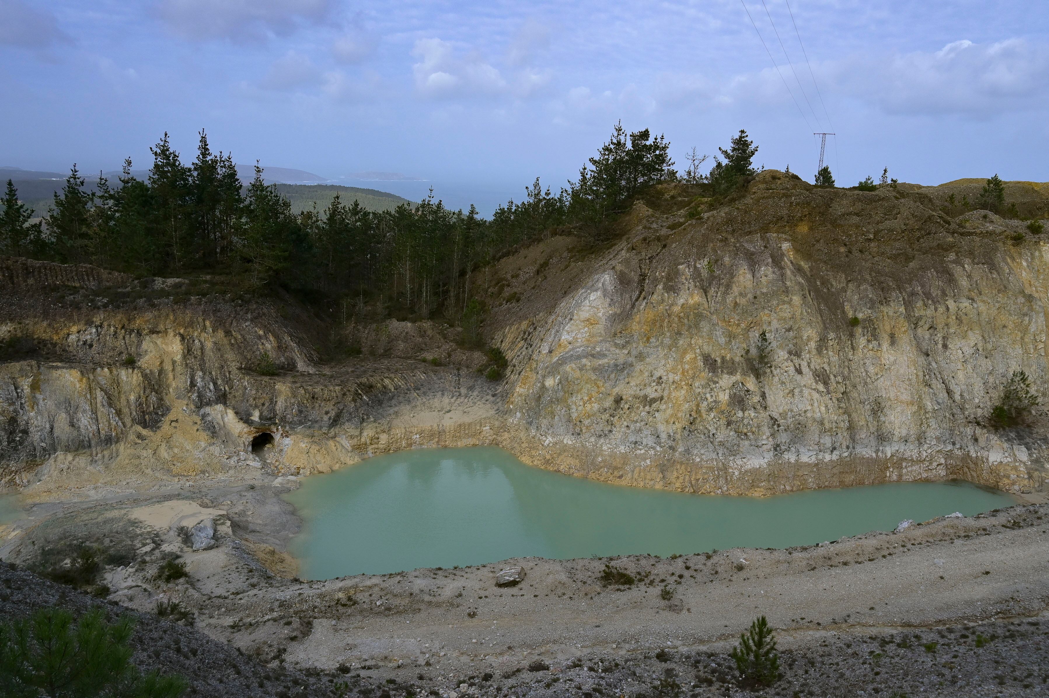 CARBALLO (A CORUÑA), 31/01/2026.- La rotura durante la madrugada de este sábado de una de las balsas de la antigua mina de Monte Neme, situada entre los ayuntamientos coruñeses de Carballo y Malpica de Bergantiños, ha provocado una grave escorrentía que ha afectado de manera mayoritaria a este último municipio. EFE/ Moncho Fuentes