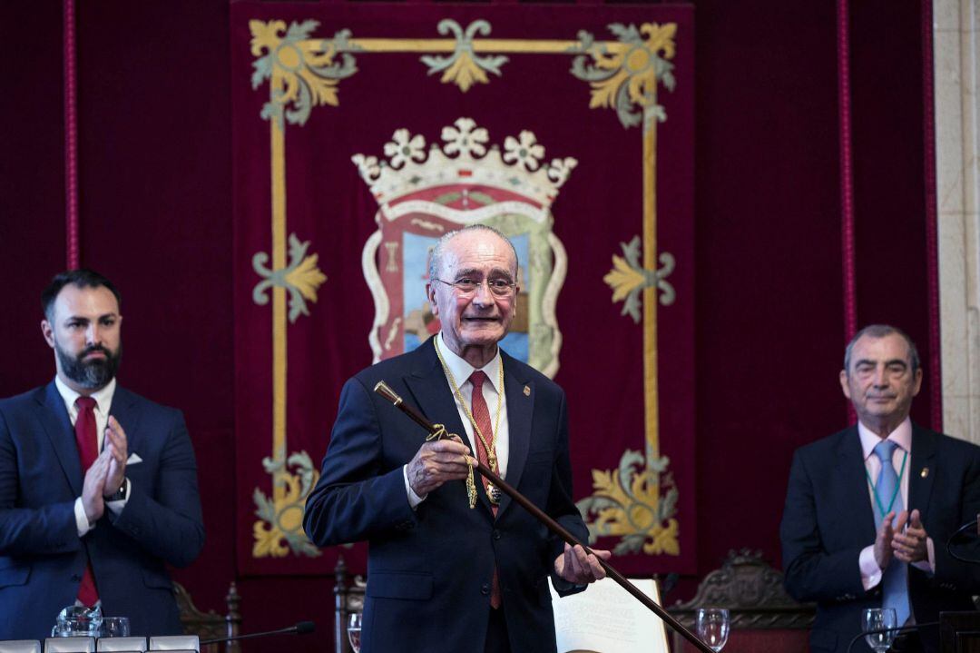 El alcalde de Málaga, Francisco de la Torre, sostiene el bastón de mando de la ciudad tras ser reelegido alcalde al haber obtenido 16 votos frente a los 15 del candidato del PSOE, Daniel Pérez, hoy en el acto de constitución del Ayuntamiento malagueño