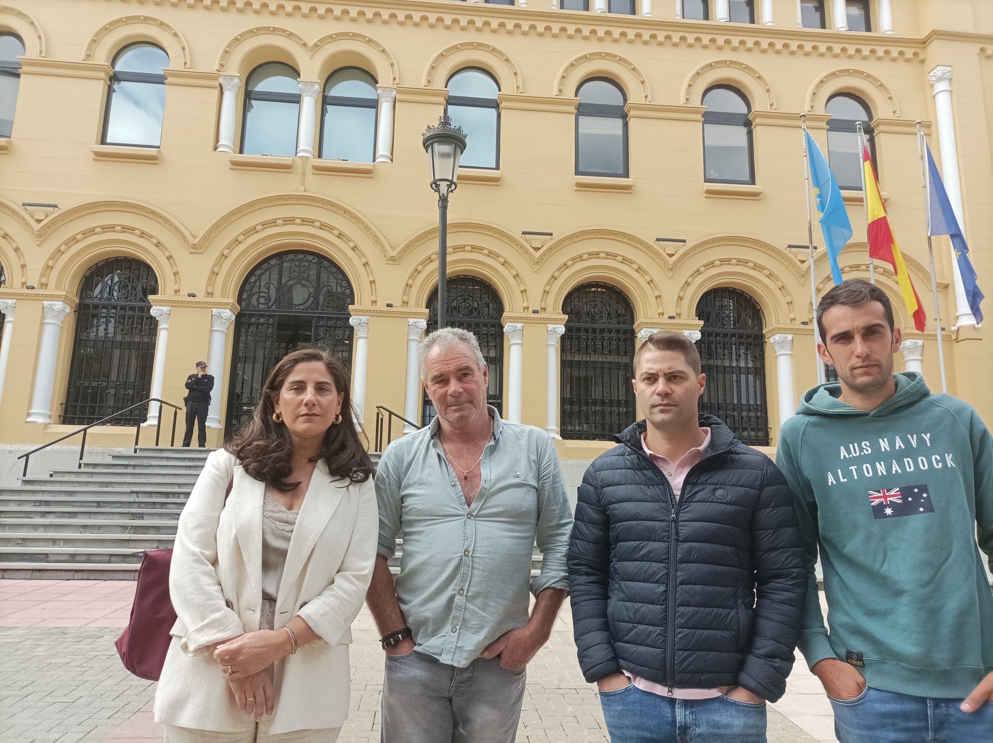 Ana Vallina, José Manuel Álvarez, Borja Fernández y David Álvarez atendieron a los medios ante la sede de la Presidencia en Oviedo