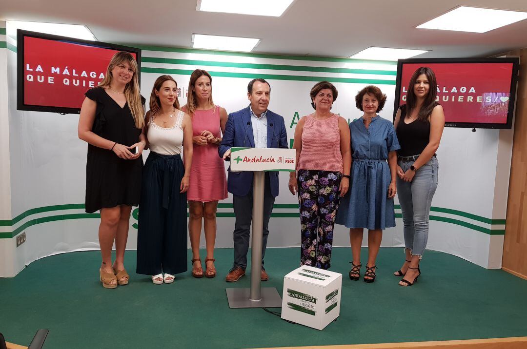 José Luis Ruiz Espejo comparece junto integrantes del PSOE