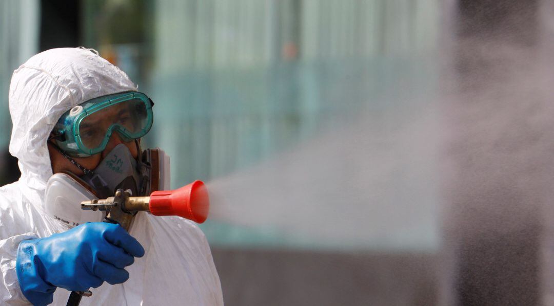 Trabajadores empresa municipal de limpieza realizan tareas de desinfección de las calles de Córdoba