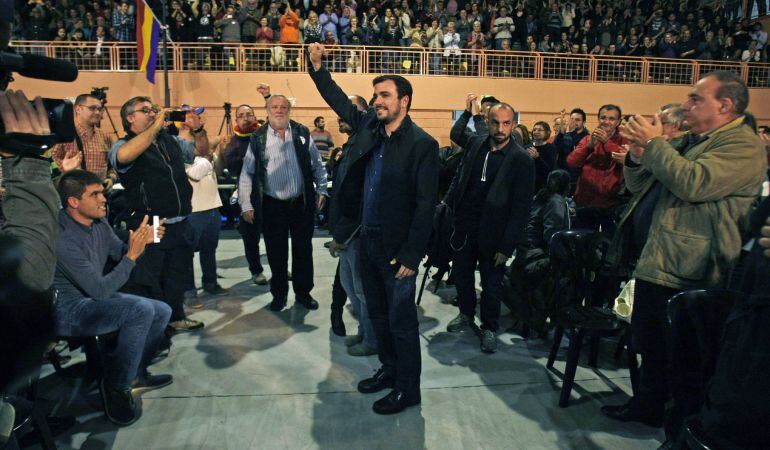 El candidato a la Presidencia del Gobierno por Izquierda Unida (IU), Alberto Garzón, hoy a su llegada al mitín junto a los candidatos por la circunscripción de Alicante.