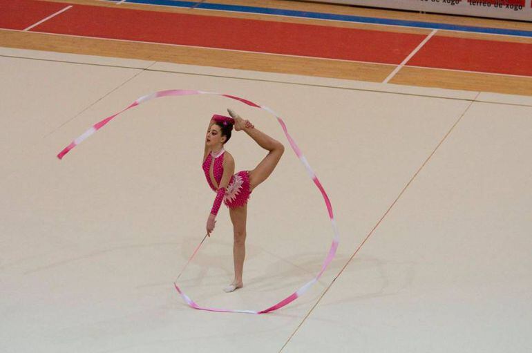 A ximnasta Rebeca Bello, en plena competición