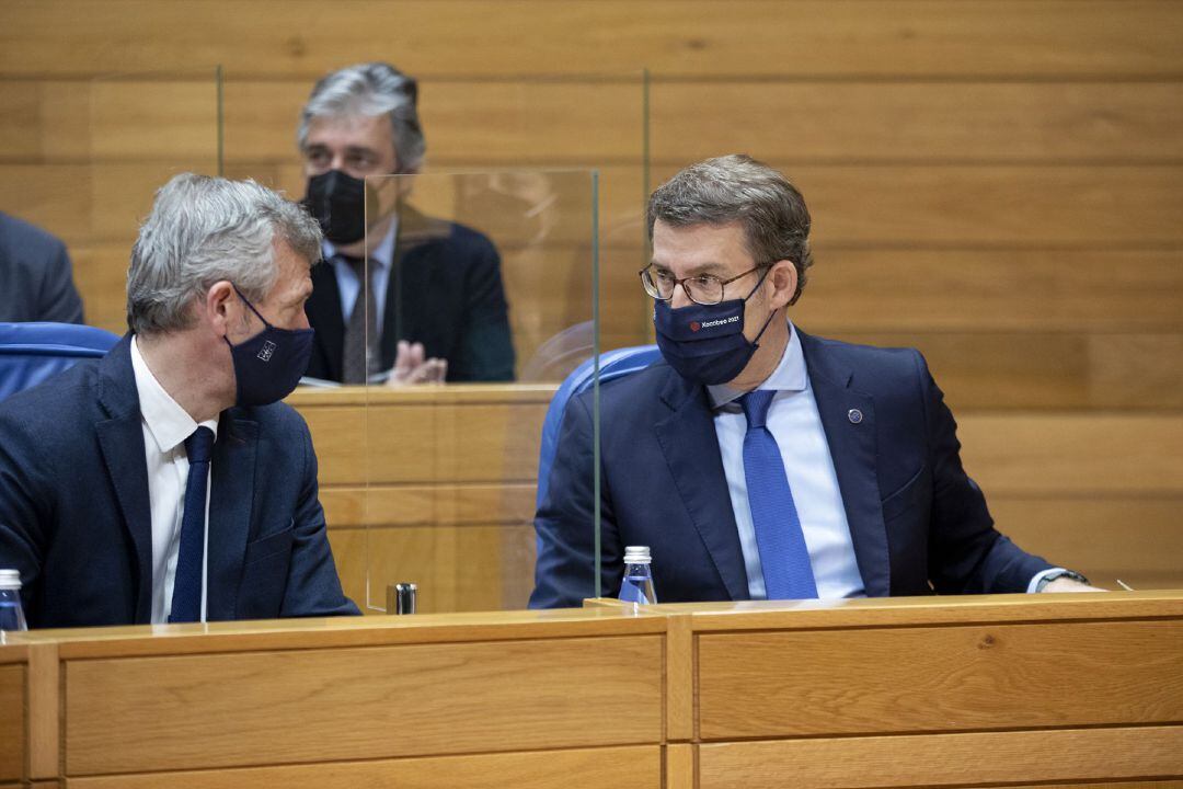 Feijóo conversa con Alfonso Rueda en el Parlamento.