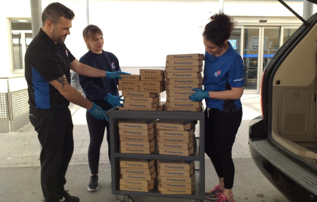 Decenas de pizzas gratis para que el personal sanitario recargue fuerzas 