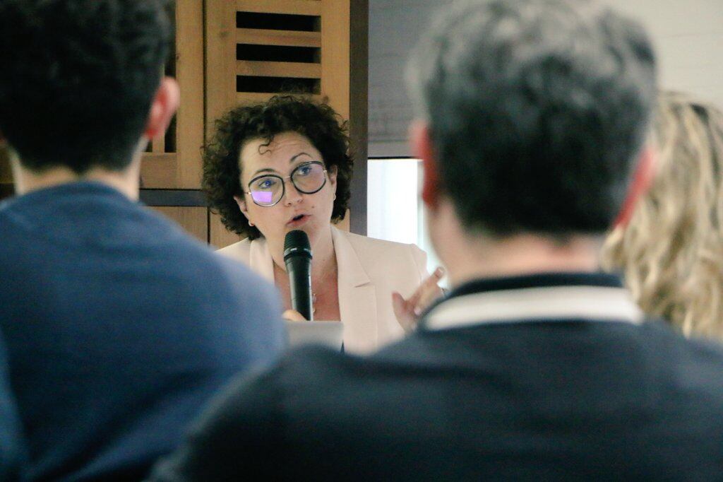 La presidenta d'Acció, Judit Pallarés, explica a la militància la negociació amb Demòcrates durant la primera assemblea general de la formació celebrada aquest dimecres a la nit.