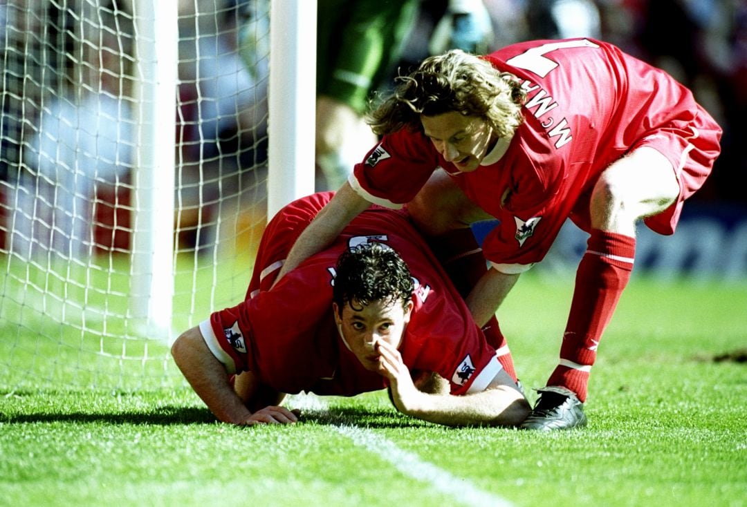 Robbie Fowler &#039;celebra&#039; uno de los goles que aquel día marcó al Everton, mientras Steve McManaman le intenta persuadir