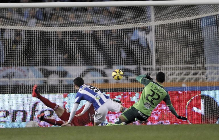 GRA517. SAN SEBASTIÁN, 07/02/2015.- El delantero de la Real Sociedad Agirretxe (c) marca ante Sergio (i) y el portero Cabral, ambos del Celta de Vigo, durante el partido de Liga en Primera División que están disputando esta noche en el estadio de Anoeta, en San Sebastián. EFE/Javier Etxezarreta