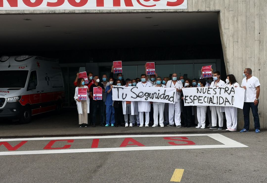 Médicos de urgencias y emergencias concentrados a la puertas de su servicio en el HUCA