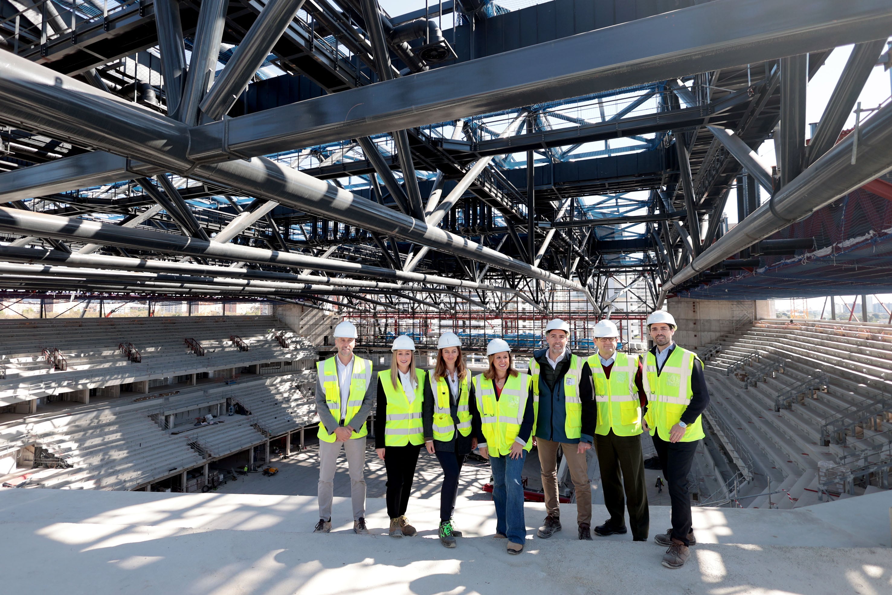 La alcaldesa de Valencia, María José Catalá, visita las obras del Roig Arena junto al director general del Roig Arena, Víctor Sendra, y resto de responsables del recinto.