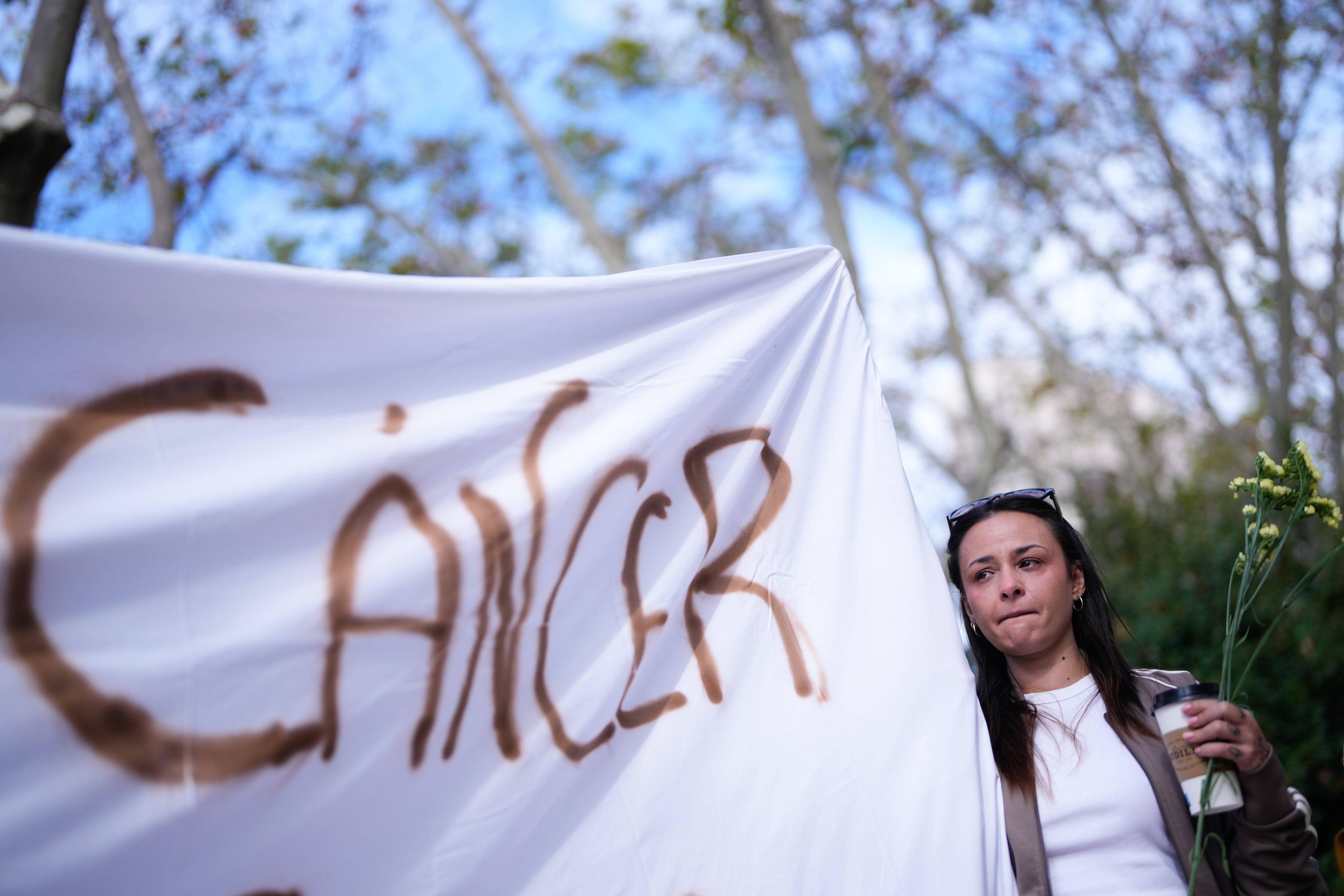 Concentración con motivo del Día Internacional del Cáncer de Mama frente al Ministerio de Ciencia en Madrid 