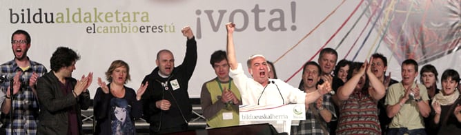 Los candidatos de la coalición Bildu, con Martin Garitano a la cabeza, celebran los resultados electorales obtenidos por su formación, esta noche en el frontón Atano de San Sebastián