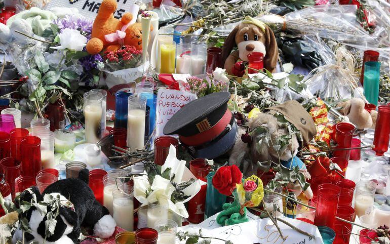 Detalle de una gorra de los Mossos d&#039;Esquadra en la zona de las Ramblas donde los turistas y los barceloneses continúan homenajeando con ofrendas a las víctimas de los atentados de Barcelona y Cambrils. 