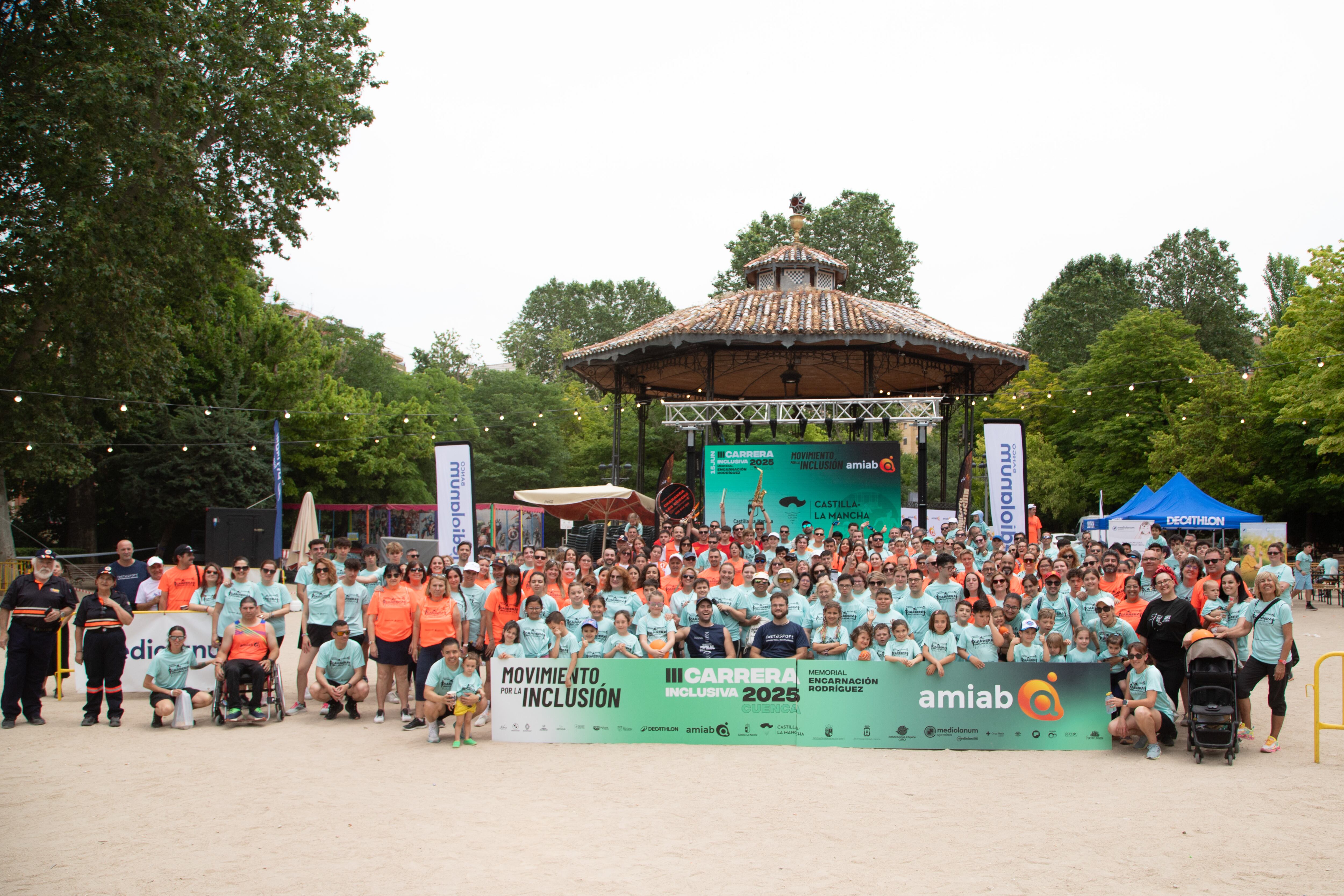 Foto de grupo al final de la carrera en el parque de San Julián de Cuenca.