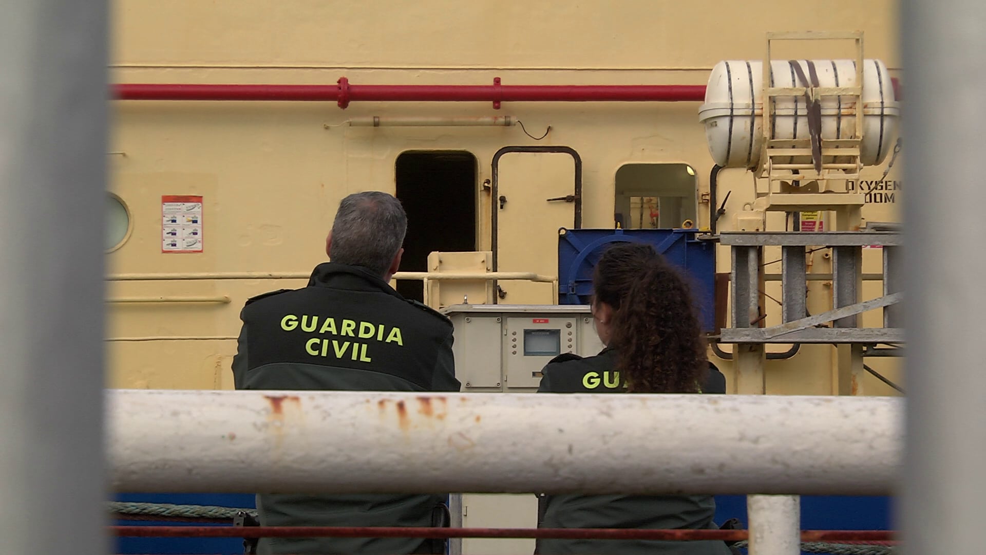 Agentes de la UCO supervisan un barco en Vigo, sospechoso de transportar droga oculta en contenedores