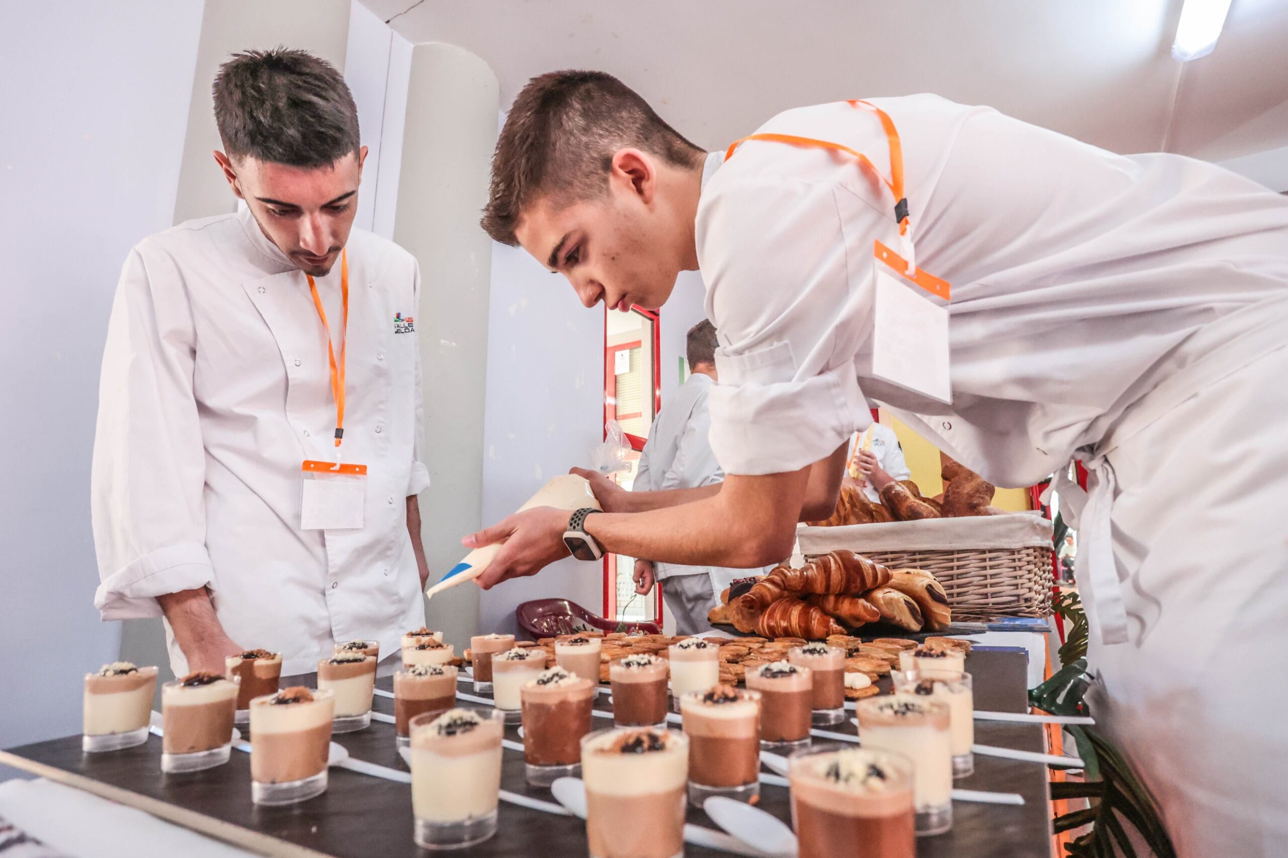 Alumnos del grado de panadería, repostería del CEIPFP Valle de Elda