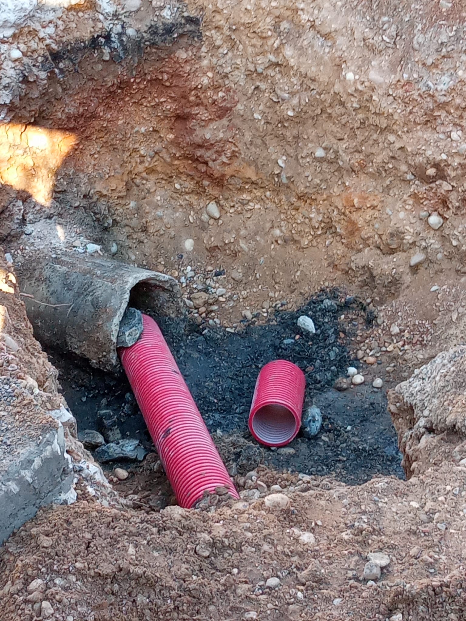 Una de las tuberías que ha quedado a la vista en la Avenida Castilla tras ser seccionada