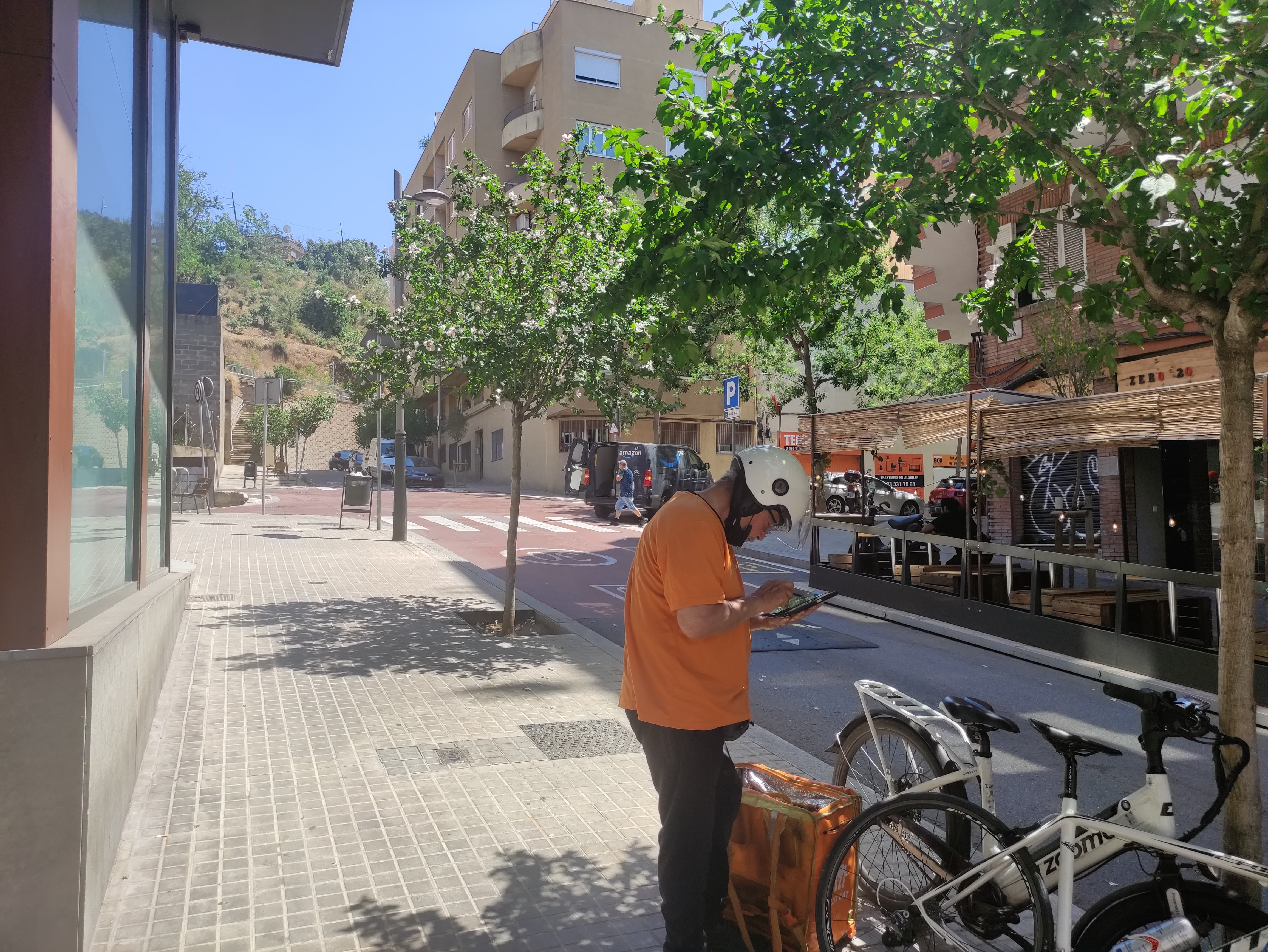 Rafael se para en las calles del Poble-Sec para buscar una dirección en su teléfono.