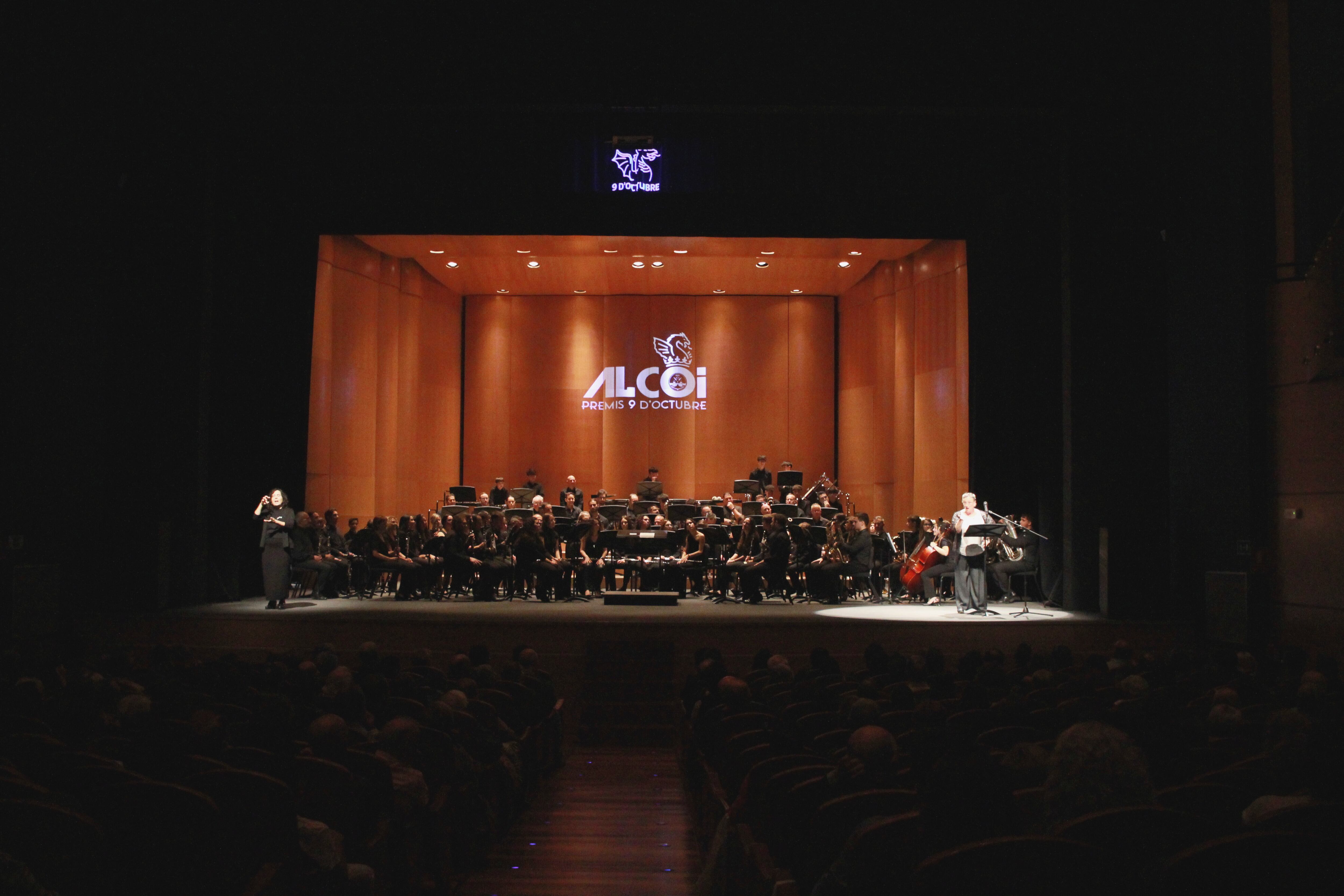 L&#039;actriu Rosanna Espinós ha presentat la Gala del 9 d&#039;Octubre celebrada al Teatre Calderón d&#039;Alcoi.