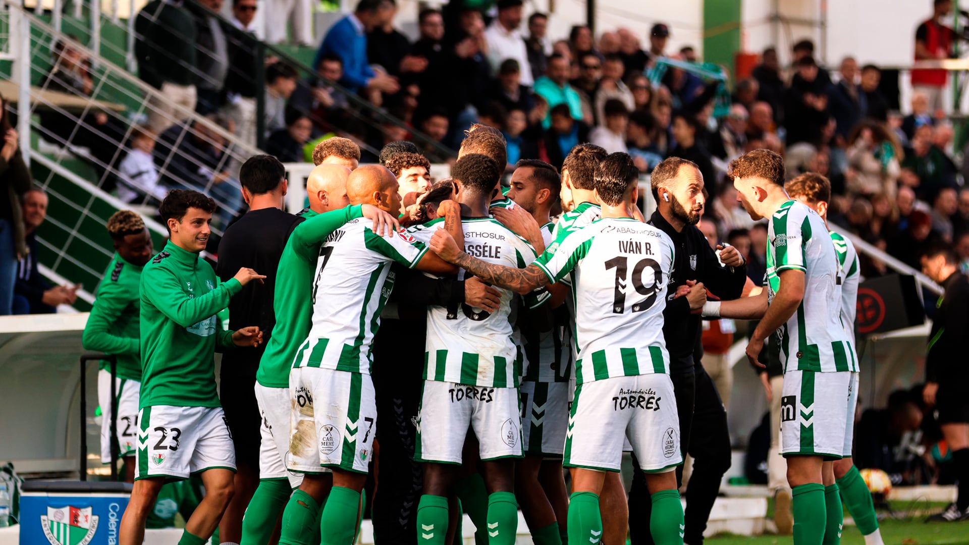 El Antequera CF celebra un gol ante el Betis Deportivo