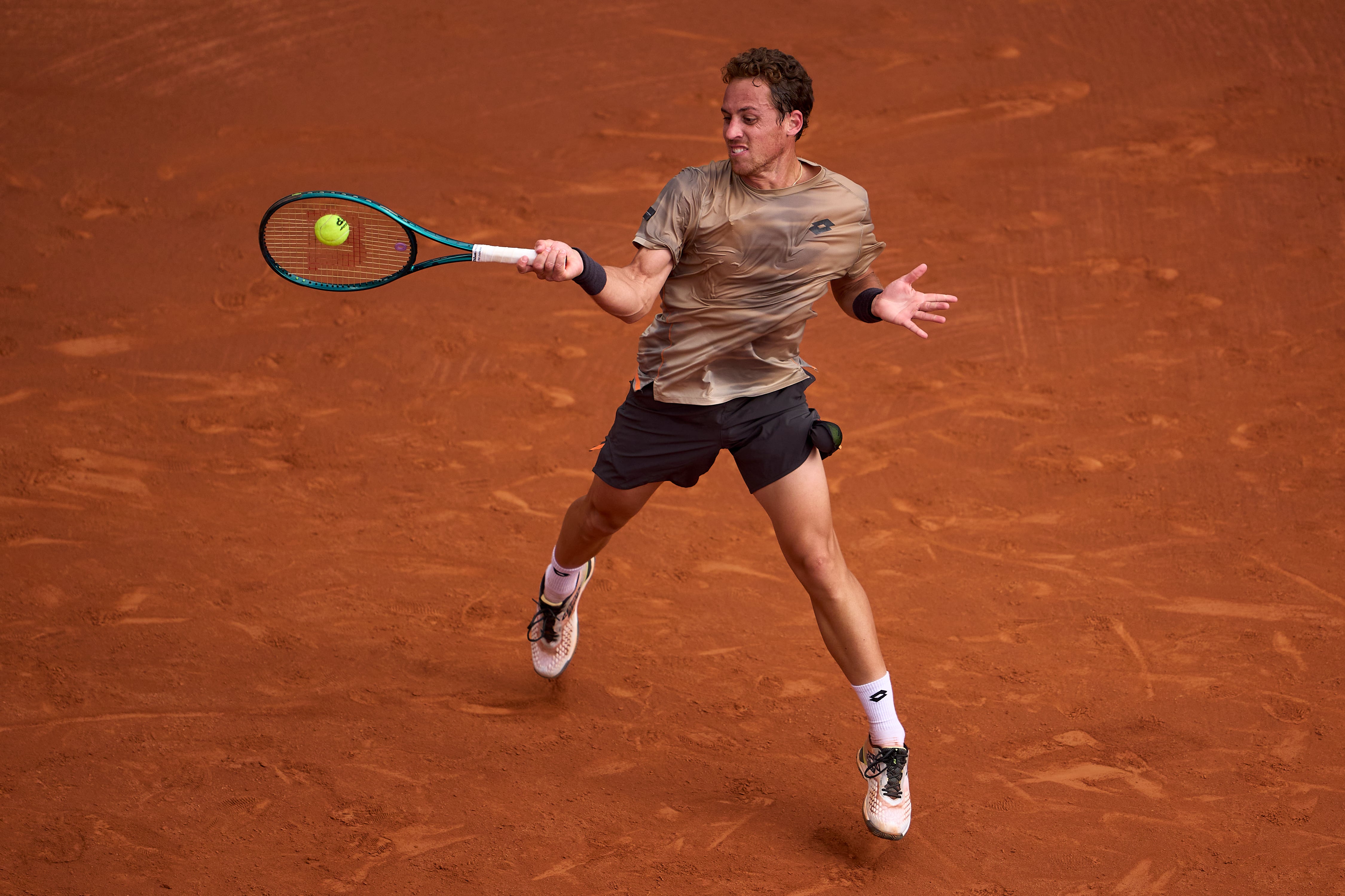 Roberto Carballés, en un golpe de derecha ante Stefanos Tsitsipas durante la tercera ronda del Conde de Godó