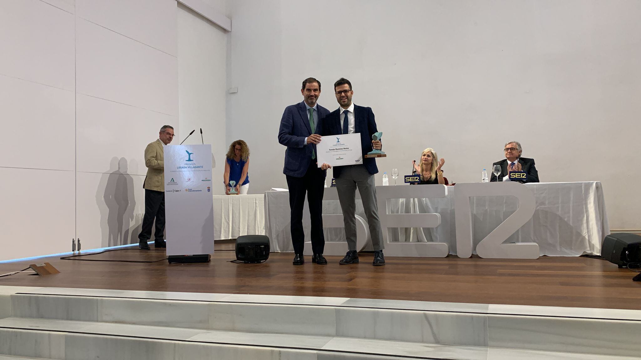 Tomás Ramírez Reina recogiendo su premio Losada Villasante
