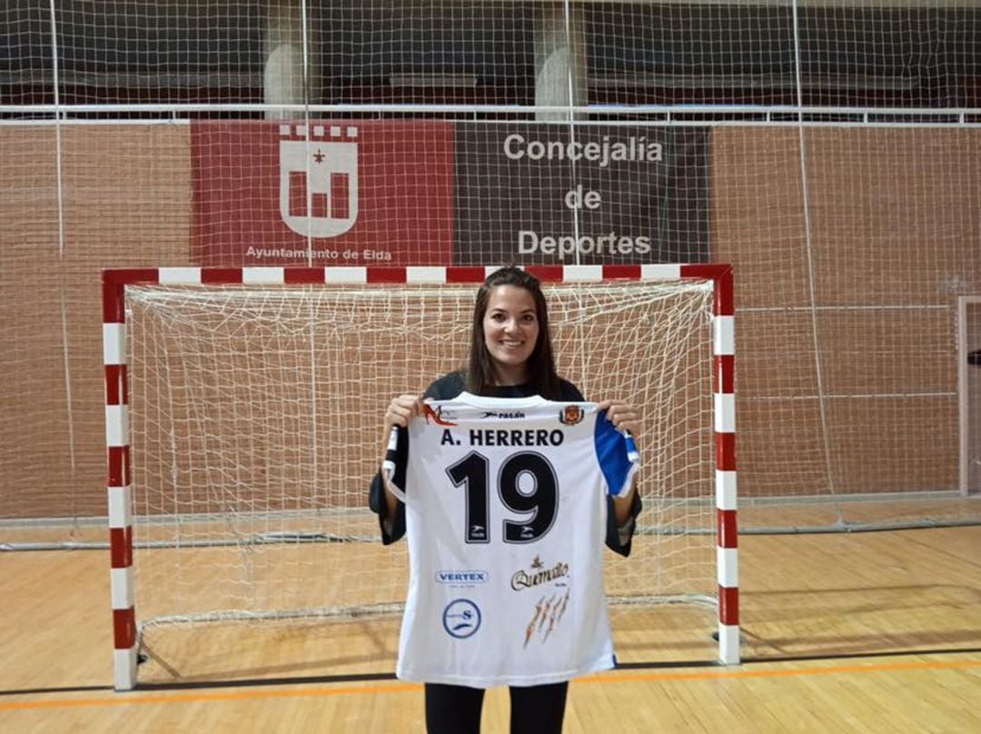 Ainara Herrero volverá a vestir la camiseta del Elda Prestigio