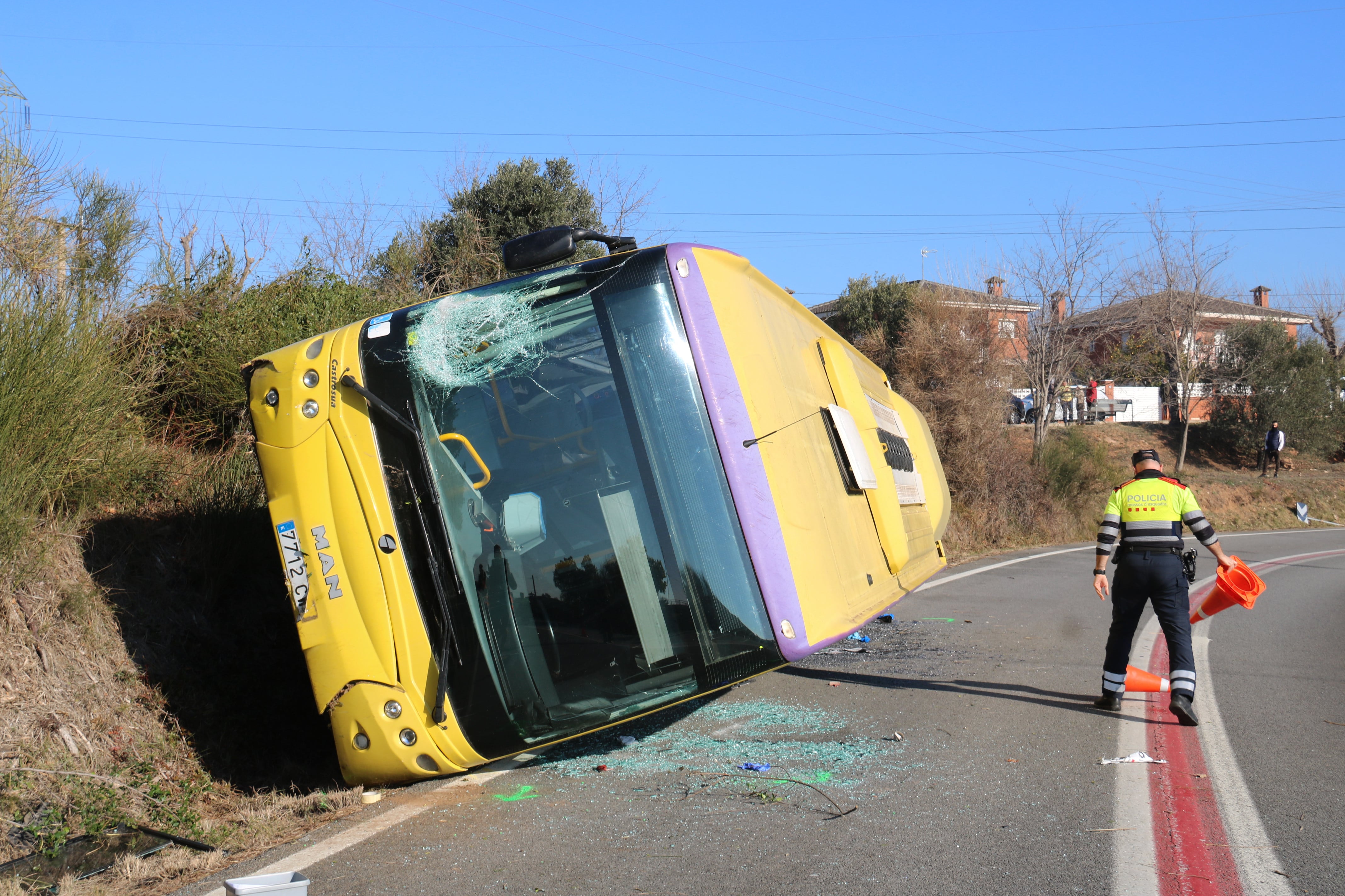 Un autobús bolcat de la línia de Martorell a la C-243c, a l’altura de Castellbisbal