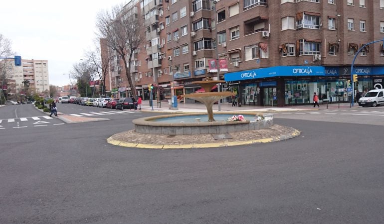 La rotonda donde se produjo el accidente tiene ahora ramos de flores en recuerdo del fallecido.