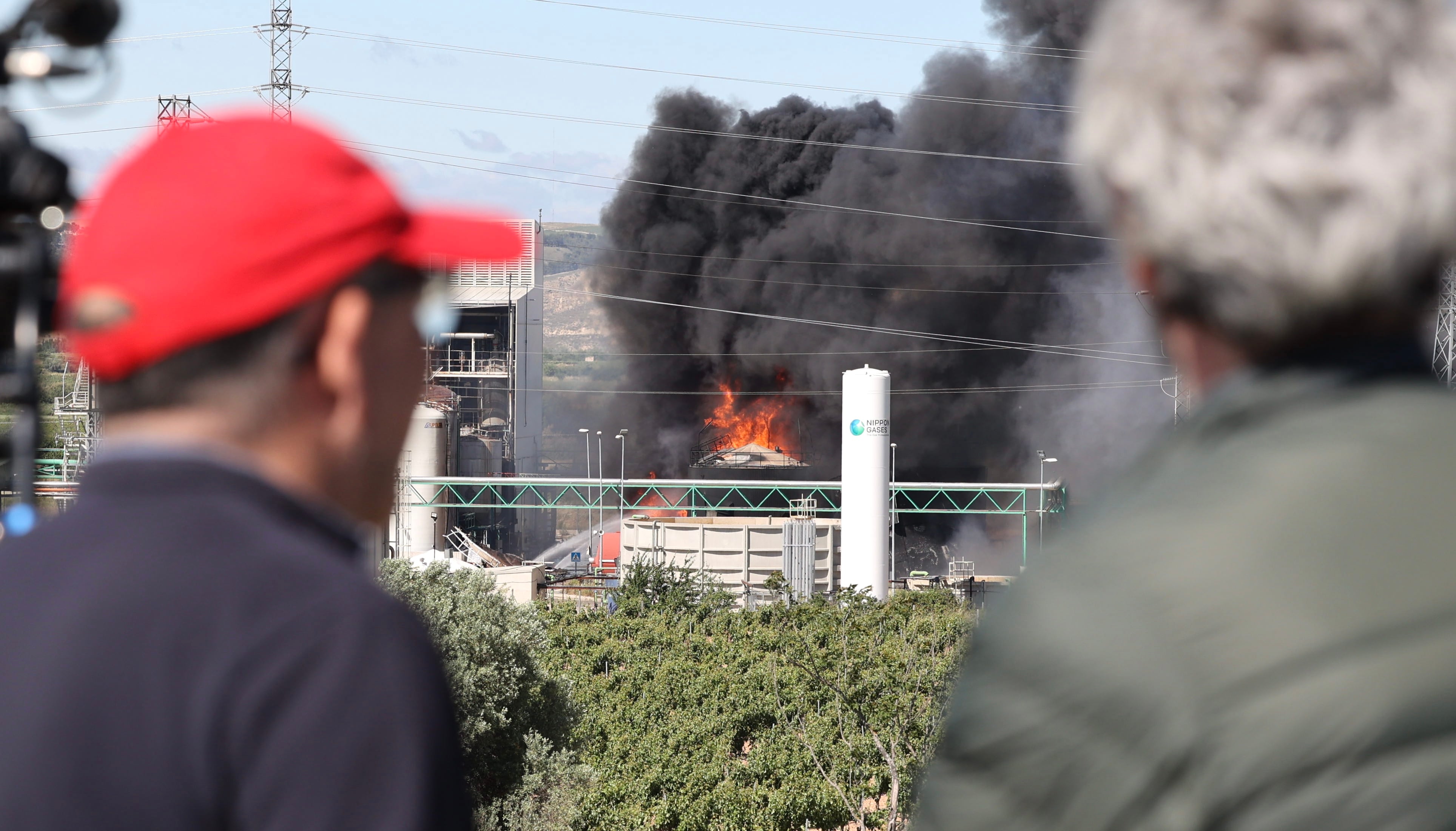 CALAHORRA, 26/05/2022.- Dos vecinos observan el lugar de la explosión de la planta de biodesel en Calahorra (La Rioja), donde dos personas han fallecido, este jueves en el polígono Recuenco de la localidad riojana. EFE/ Raquel Manzanares
