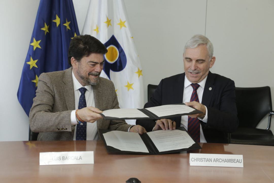 El alcalde, Luis Barcala (i), firma el convenio para ampliar las instalaciones de la EUIPO,con su director ejecutivo, Christian Archambeau.