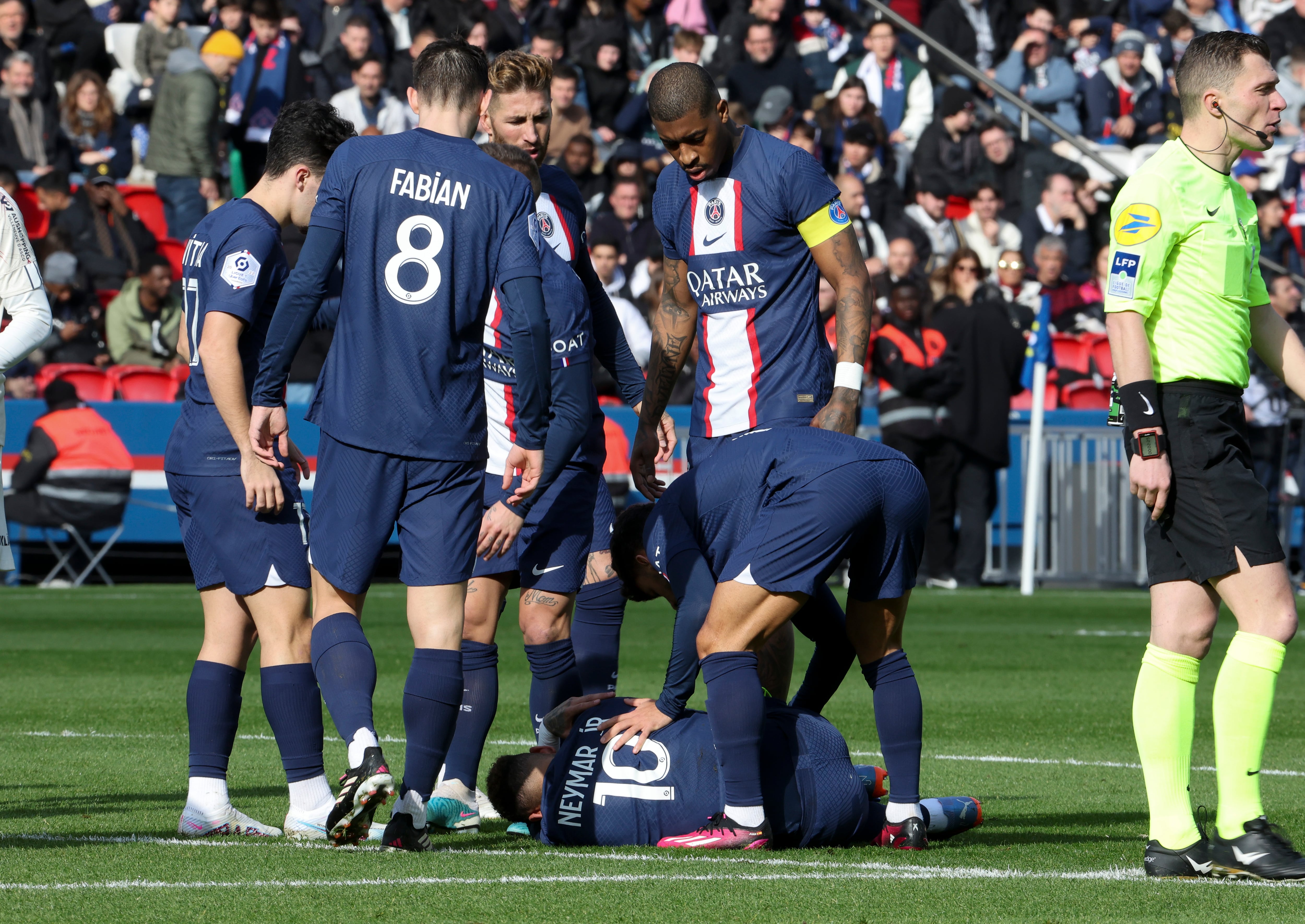 Neymar se duele tras lesionarse el tobillo, este domingo.