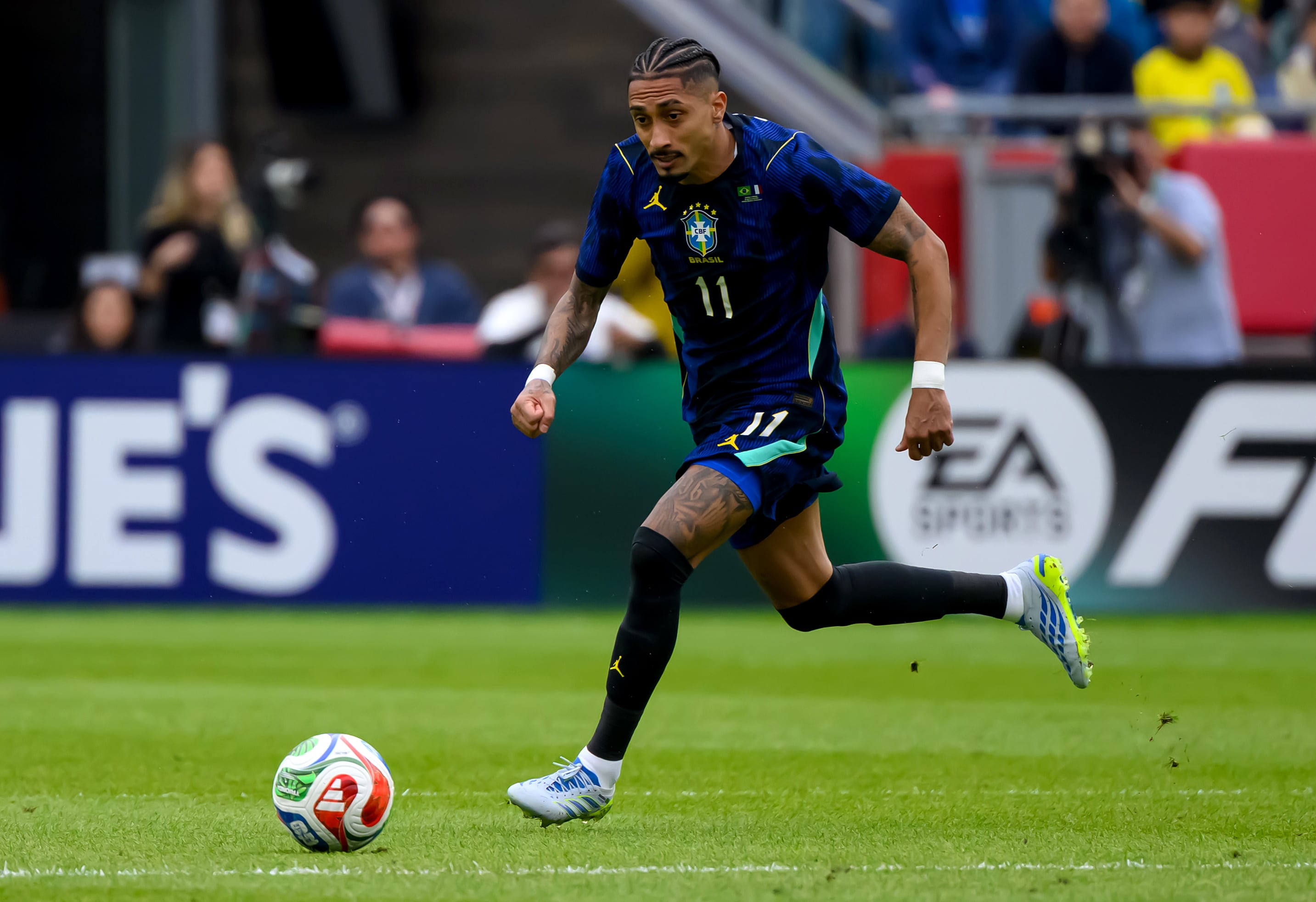 Raphinha durante el encuentro contra Francia