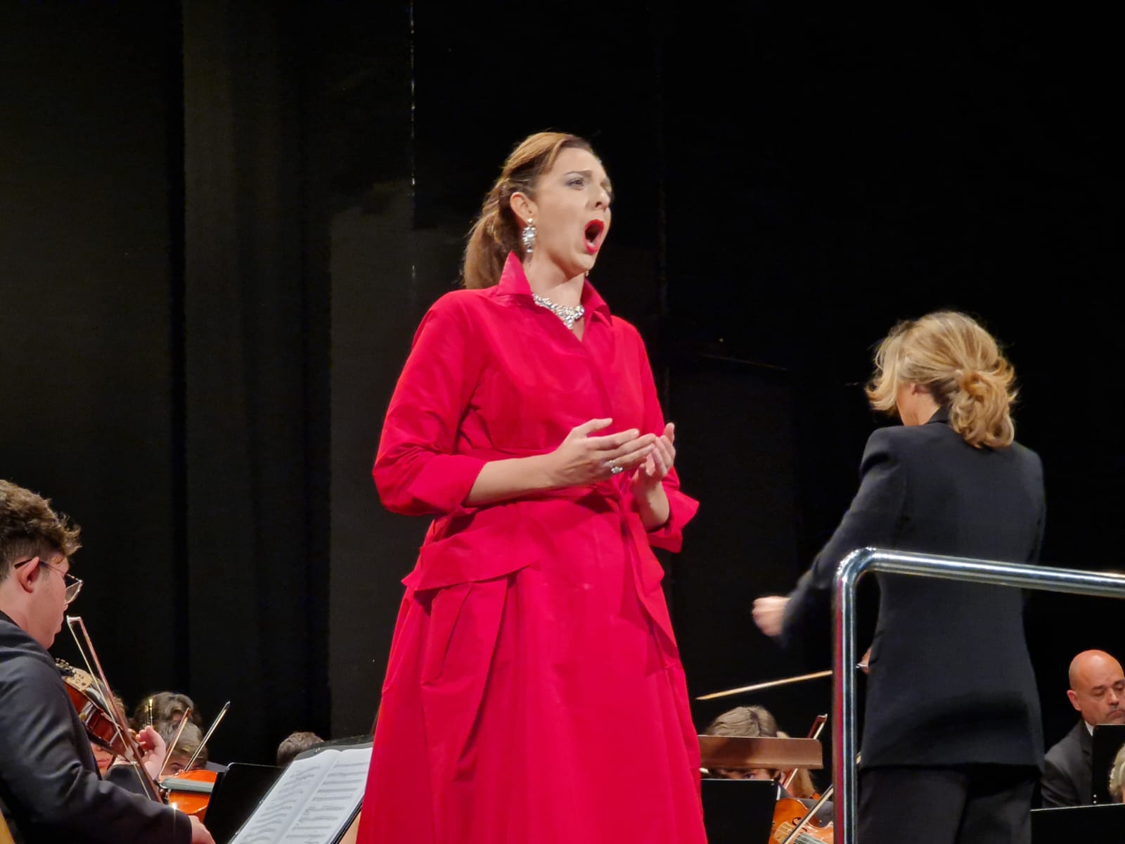 Pilar Vaño, dirigiendo a la orquesta, y la soprano Teresa Albero, alumna de Ana Mª Sánchez, durante el concierto-homenaje en el Teatro Castelar de Elda.